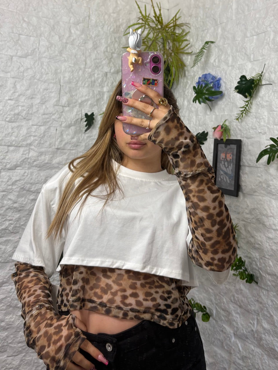 T-shirt crop in cotone in tinta unita con top in tulle leopardato
