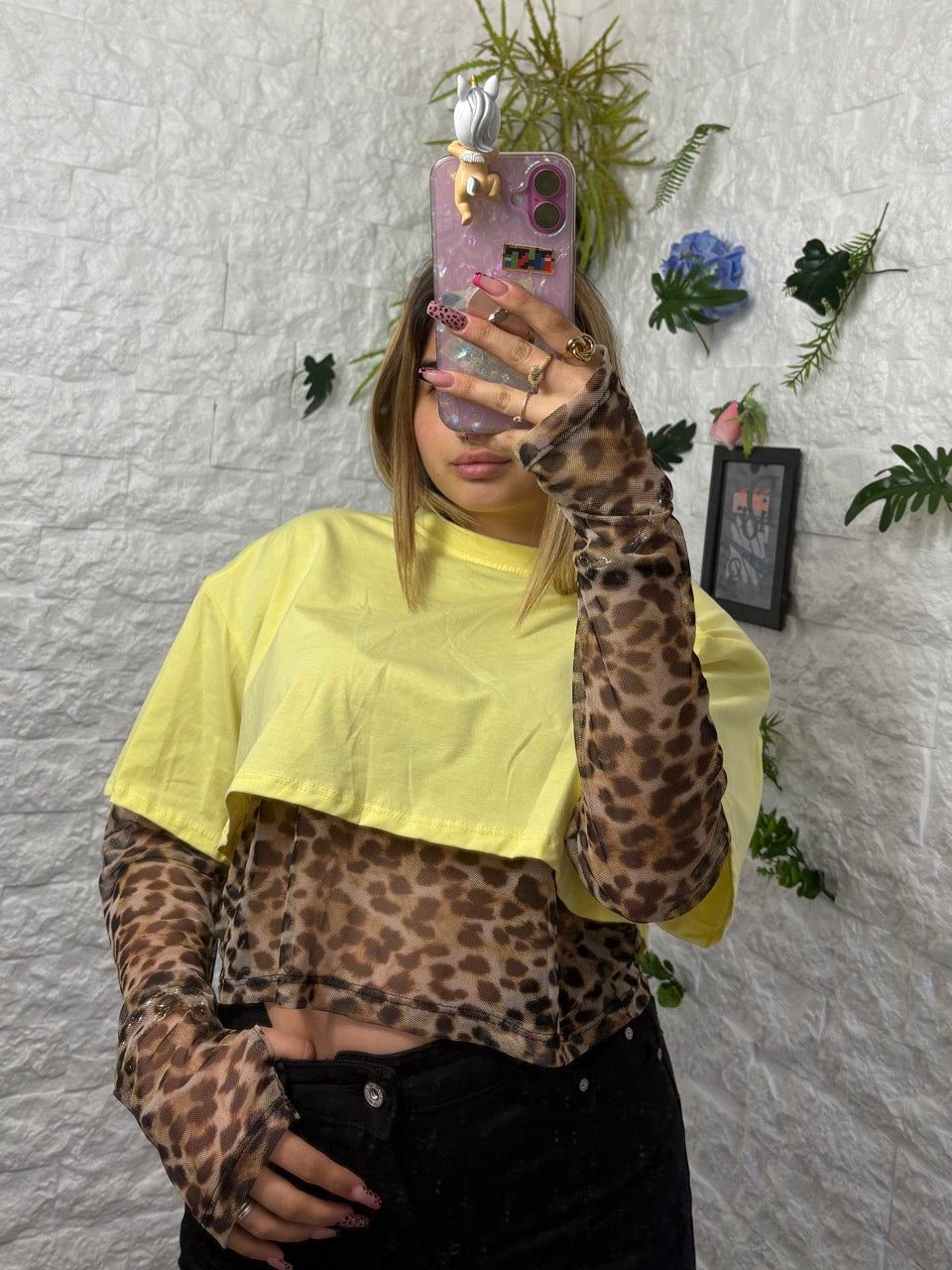 T-shirt crop in cotone in tinta unita con top in tulle leopardato
