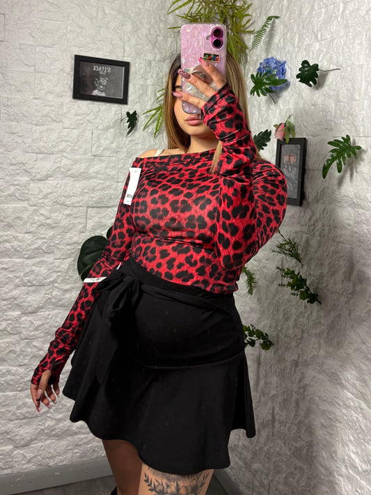 T-shirt leopardata rossa e nera con maniche a guanto e scollo asimmetrico