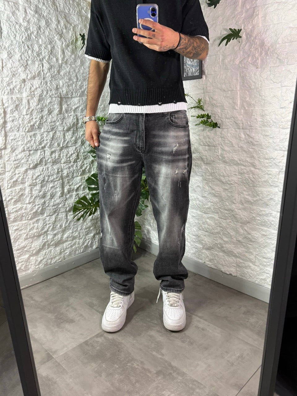 Jeans baggy grigio slavato in denim con strappi leggeri