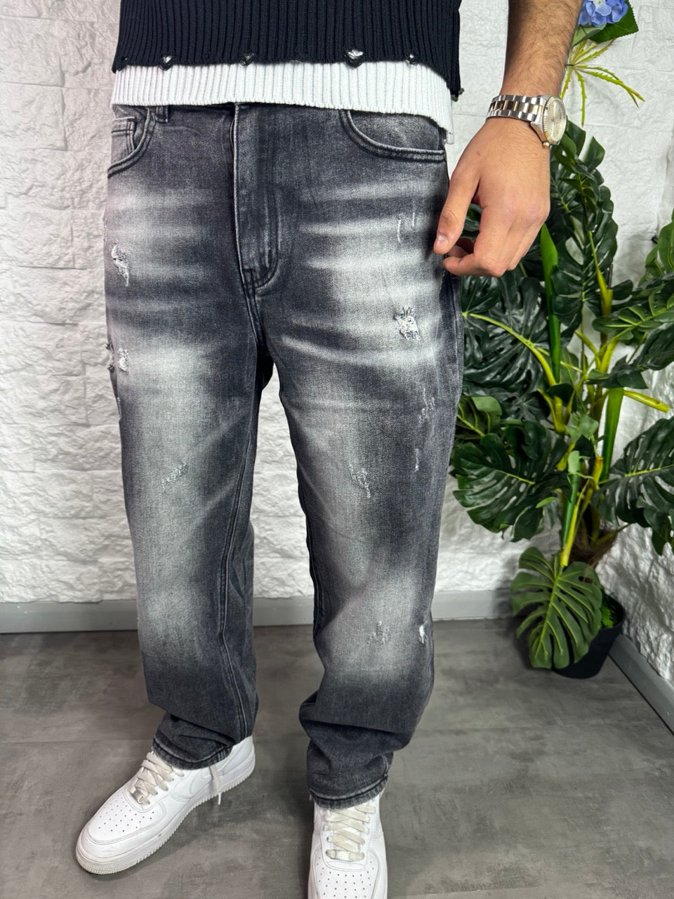 Jeans baggy grigio slavato in denim con strappi leggeri