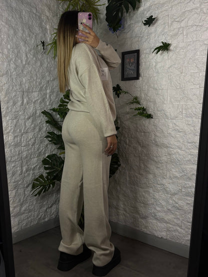 Completo in maglia tinta unita con maglioncino e pantalone a palazzo