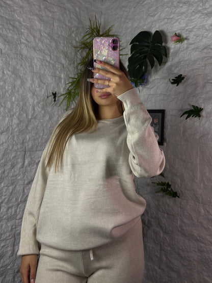 Completo in maglia tinta unita con maglioncino e pantalone a palazzo