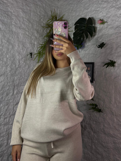 Completo in maglia tinta unita con maglioncino e pantalone a palazzo