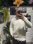 Maglione bianco in maglia con bordi effetto destroyed