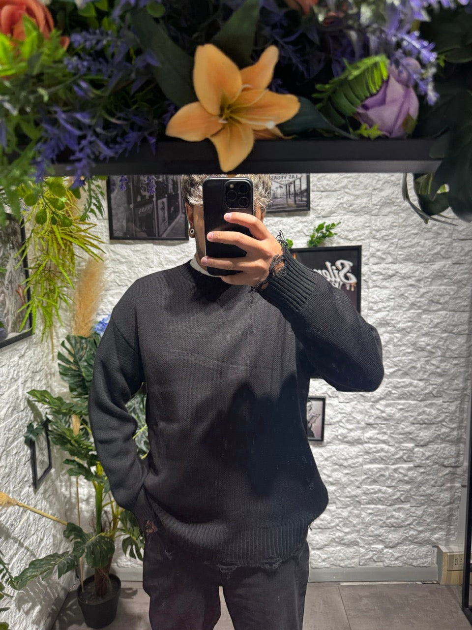 Maglione nero in maglia con bordi effetto destroyed