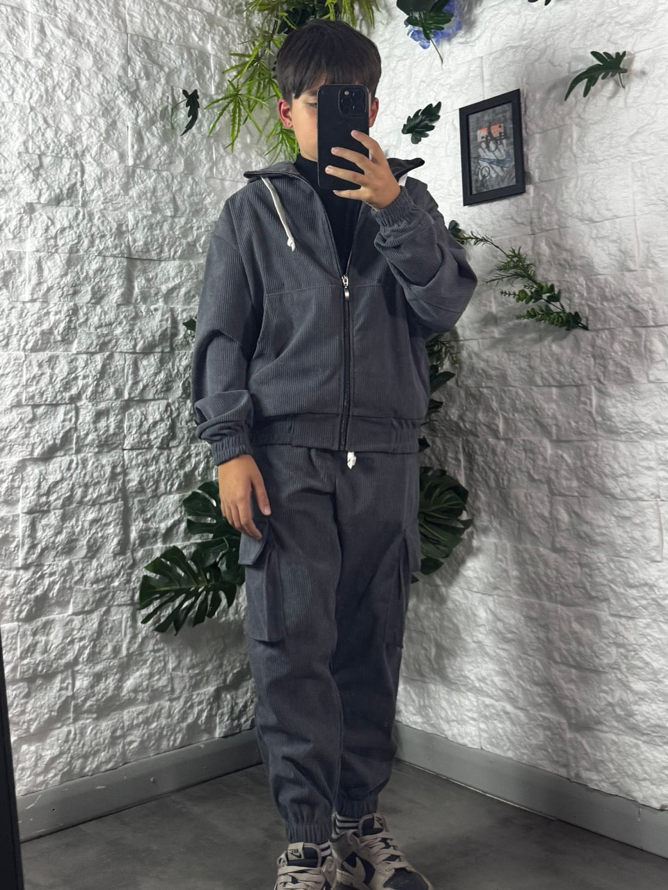 Completo grigio a millerighe con felpa zip e pantalone cargo 10-16 anni