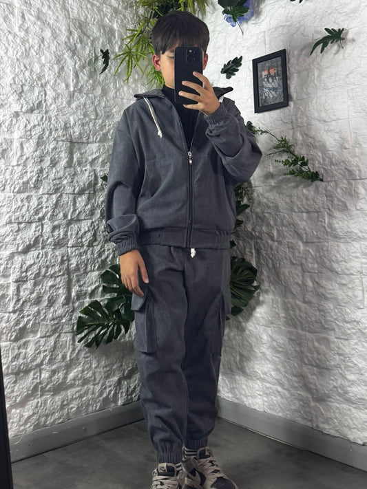 Completo grigio a millerighe con felpa zip e pantalone cargo 10-16 anni