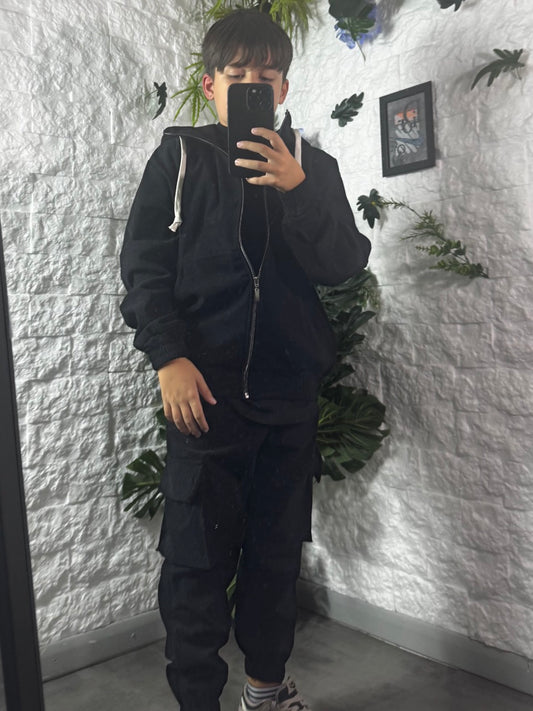 Completo nero a millerighe con felpa zip e pantalone cargo 8-16 anni