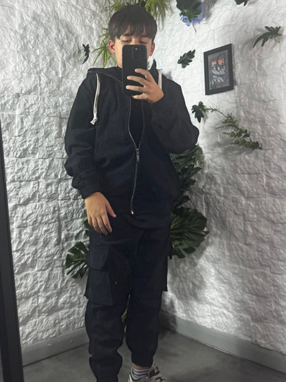 Completo nero a millerighe con felpa zip e pantalone cargo 8-16 anni