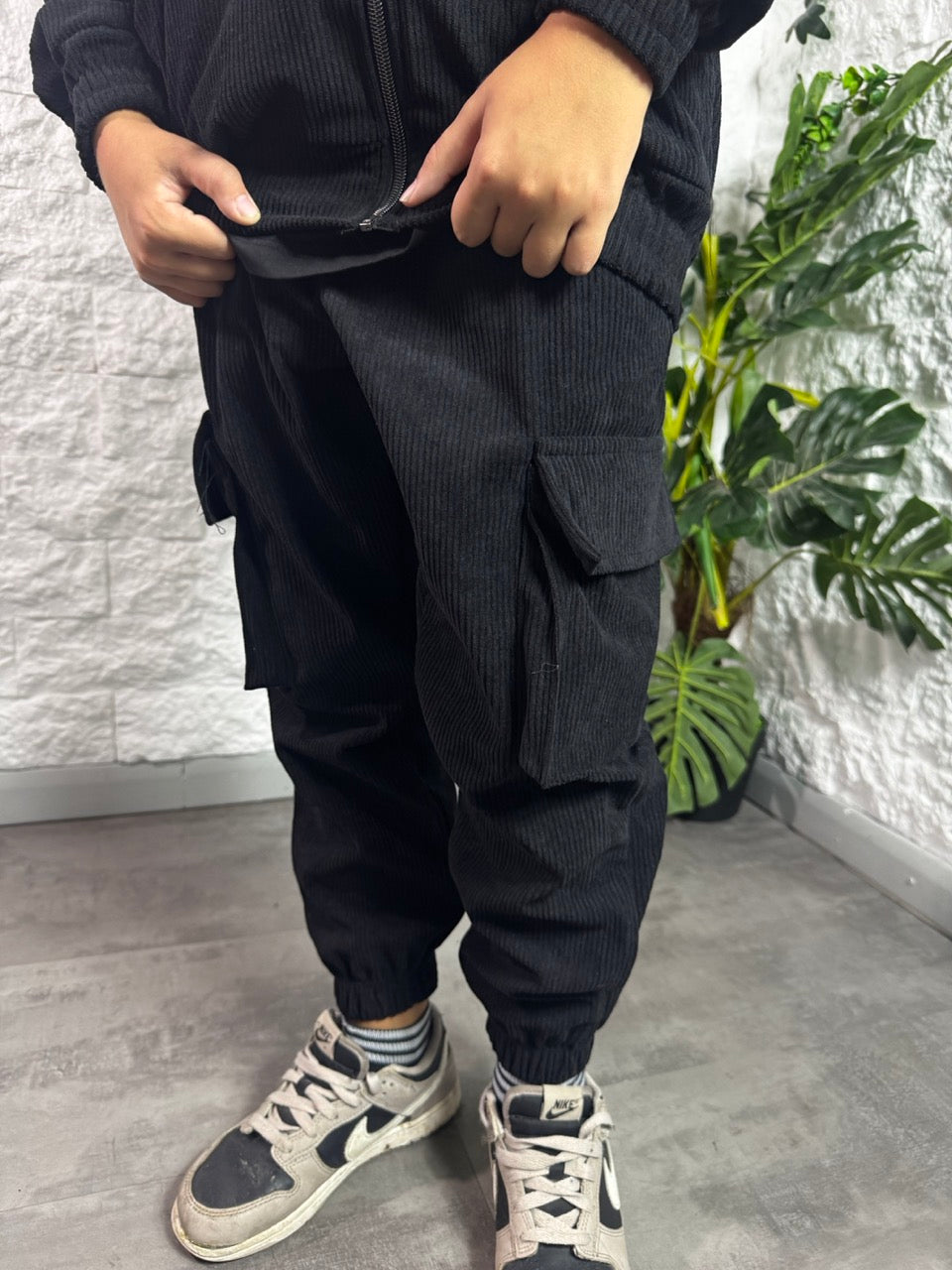 Completo nero a millerighe con felpa zip e pantalone cargo 8-16 anni