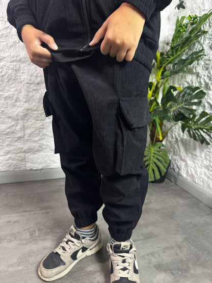 Completo nero a millerighe con felpa zip e pantalone cargo 8-16 anni