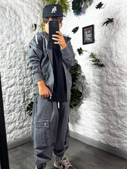 Completo grigio con giacca zip e pantalone cargo baggy 10-16 anni