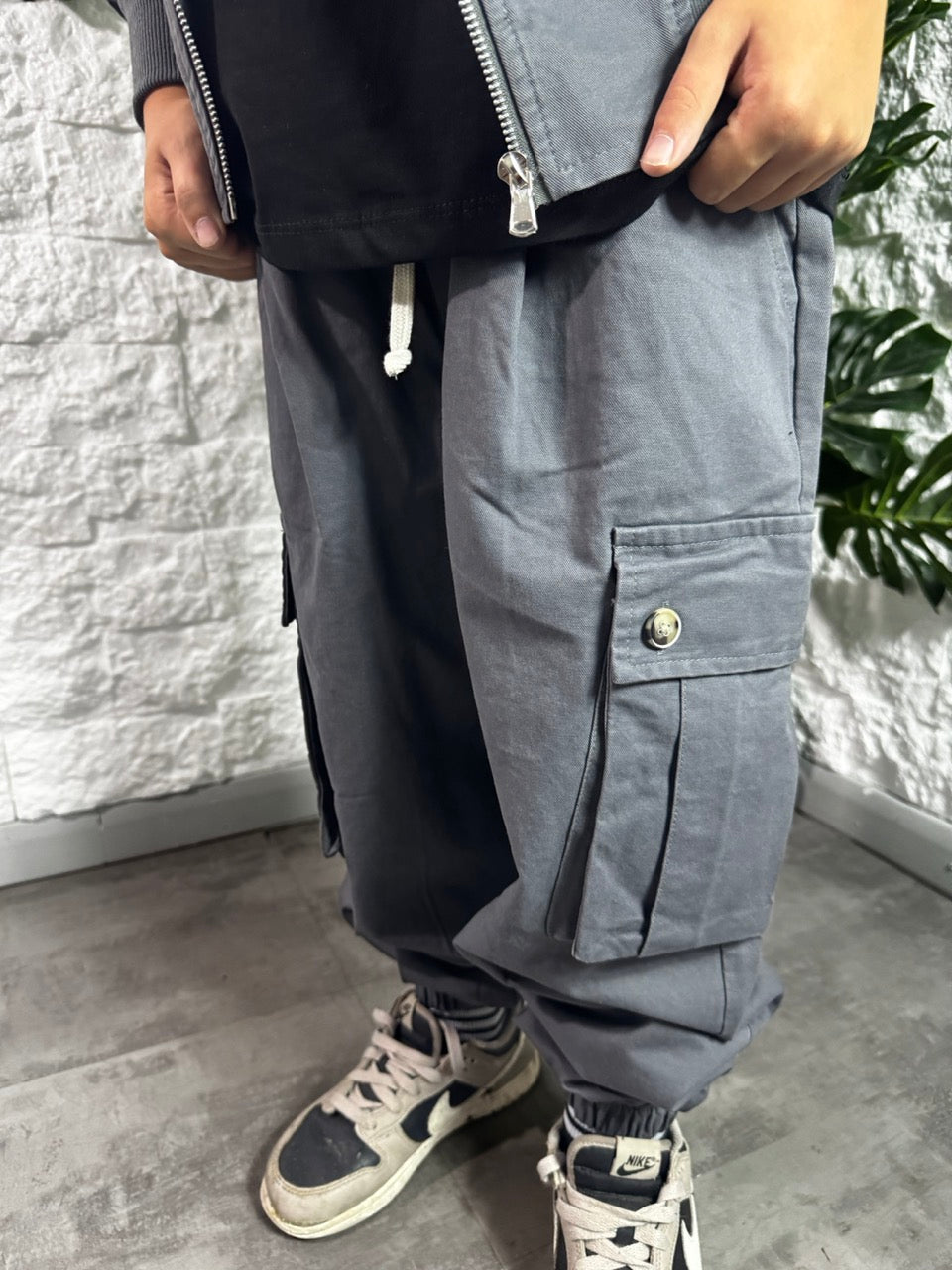 Completo grigio con giacca zip e pantalone cargo baggy 10-16 anni