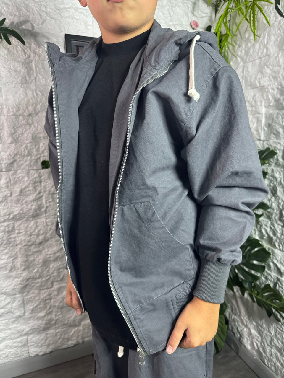 Completo grigio con giacca zip e pantalone cargo baggy 10-16 anni